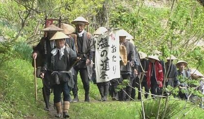 中学生も活躍　かつて日本海の幸を内陸に運んだ旧街道を歩く「塩の道祭り」　約2700人が参加　昔の旅人に思いを馳せ心地よい汗流す　　