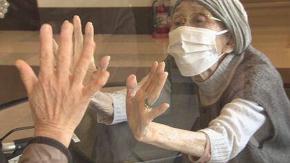 「触れたい」「会いたい」例え“ガラス越し”でも…コロナ禍の高齢者施設　家族それぞれの思い