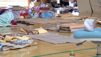 「畳1枚でいいから…」熊本地震発生から1週間　過酷な避難生活続く　避難所に間仕切りや簡易ベッドなく　宇城市
