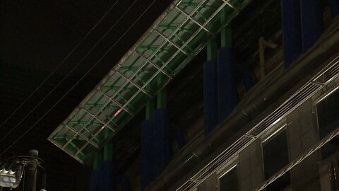 横浜のビルで「全裸の男が倒れている」腹部に打撲痕…“30代”男性死亡　非常階段踊り場にあおむけ　上の階から転落か　事件性も捜査