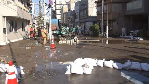 【速報】水道管が破裂 住宅街が水浸し　東京・江東区