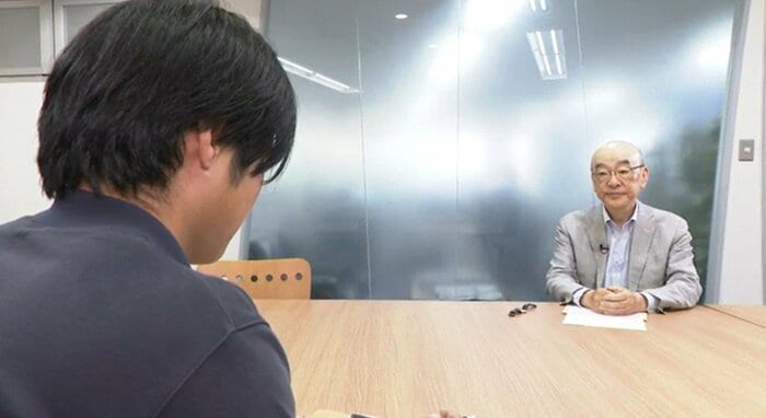 仙台放送のインタビューに答える復興庁元事務次官の岡本全勝さん