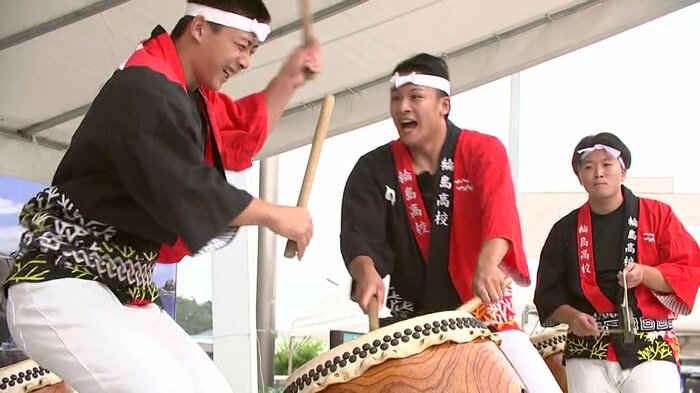 笑顔で演奏し、全力で楽しむ和太鼓部のメンバー