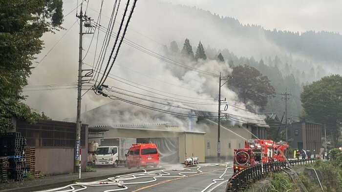 白煙を上げる工場（6日午前7時頃撮影）