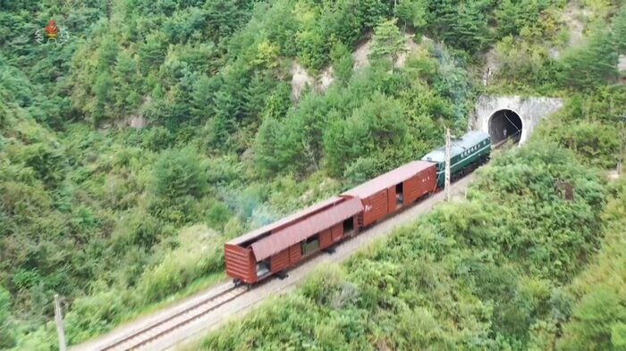 山岳地のトンネルから現れるミサイル発射用の列車(朝鮮中央テレビ・2021年9月16日)