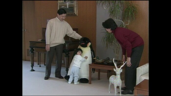 平成15（2003）年2月　ペンギンのぬいぐるみに抱きつかれる様子