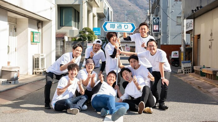 噂通りの会のメンバー。中央で標識を持つのが大戸さん(画像提供:噂通りの会)