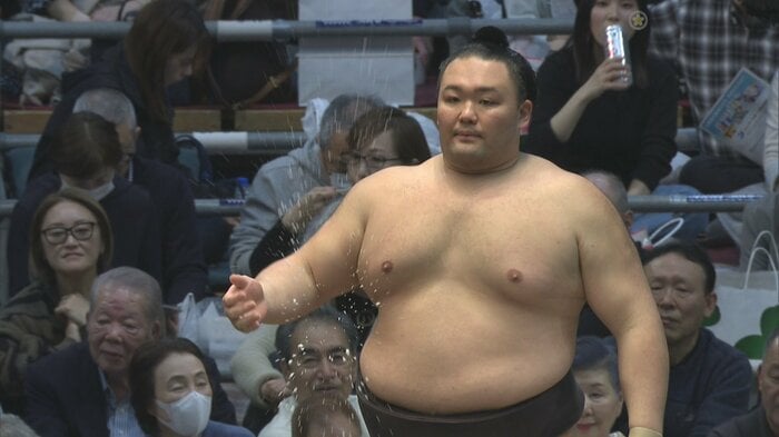 19日の取組に臨む朝乃山（日本相撲協会提供）