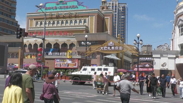 ウルムチ中心部の大バザールで警戒にあたる武装警察の車