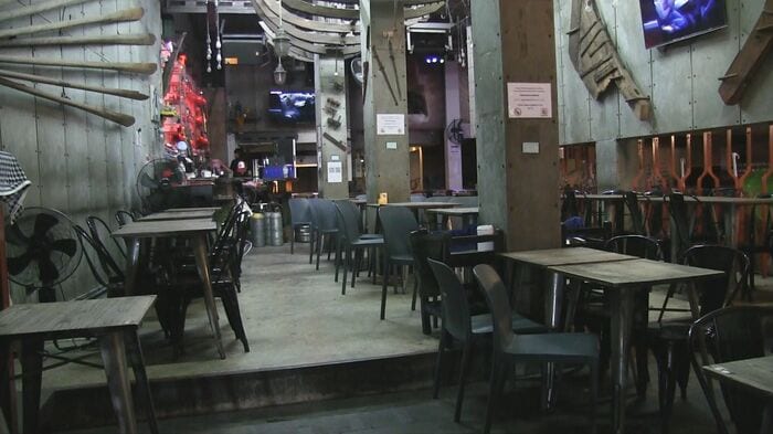 誰も客がいない平日午後8時頃のレストラン・カオサン通り