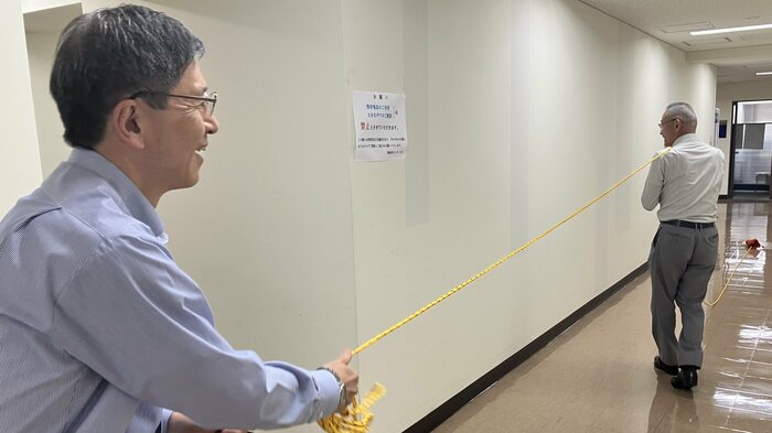 スローロープを実演する、日本水難救済会の遠山さん(左)(特集班撮影)