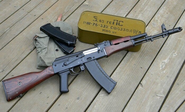 写真説明=ロシア人が開発した自動小銃「カラシニコフ」。ロシアの子どもたちの授業に導入されている(軍事産業も扱うロシア国営企業ロステックHPより)