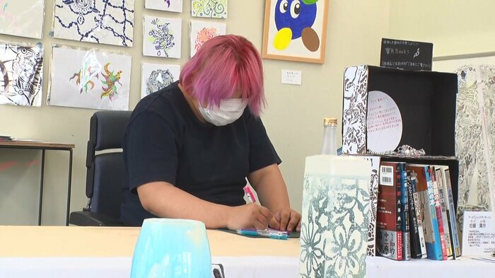 絵を描きながら店員も担当する佐藤葉月さん