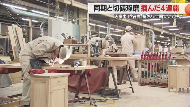 並んで作業する3人