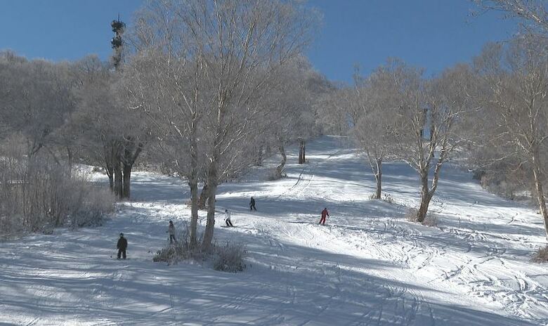 「11月とは思えない雪」　長野・野沢温泉スキー場がオープン　積雪は45cm　12月20日に全面滑走可能見込む　｜FNNプライムオンライン