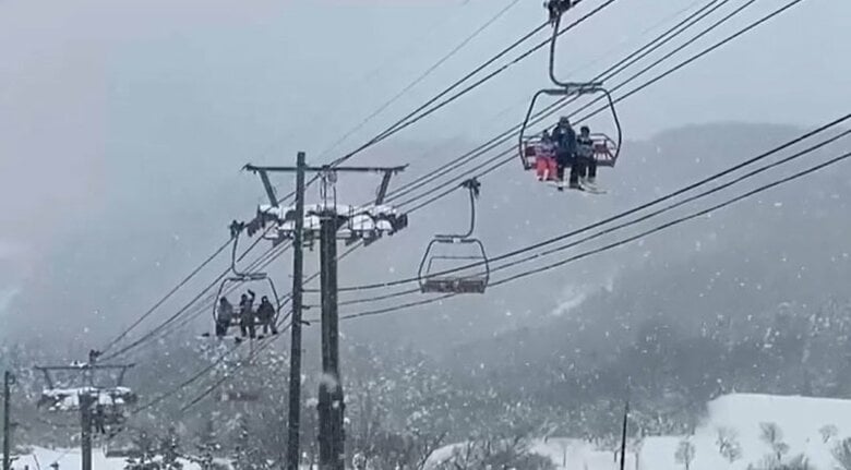 富山市のスキー場でリフトが故障し緊急停止　乗客約200人を約2時間かけて救助　原因は滑車の故障｜FNNプライムオンライン
