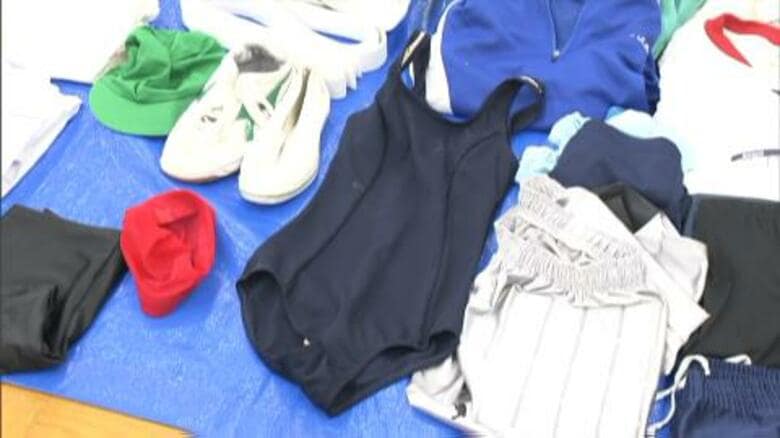 スクール水着やセーラー服、体操着など500点余りの盗品を押収…「着てみたかった」　27歳男が容疑認める　着用した様子を動画で投稿か｜FNNプライムオンライン