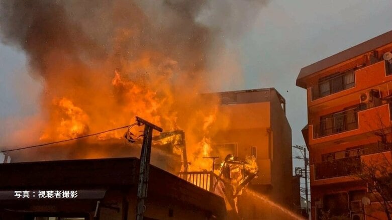 「酒を飲んで寝ていて気付かなかった」木造3階建て住宅で火災　住人の66歳男性がけが　さいたま市｜FNNプライムオンライン