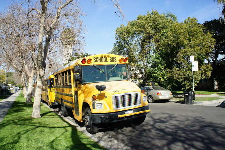 スクールバス最優先“子どもファースト”のアメリカから学ぶ通学時の安全確保　