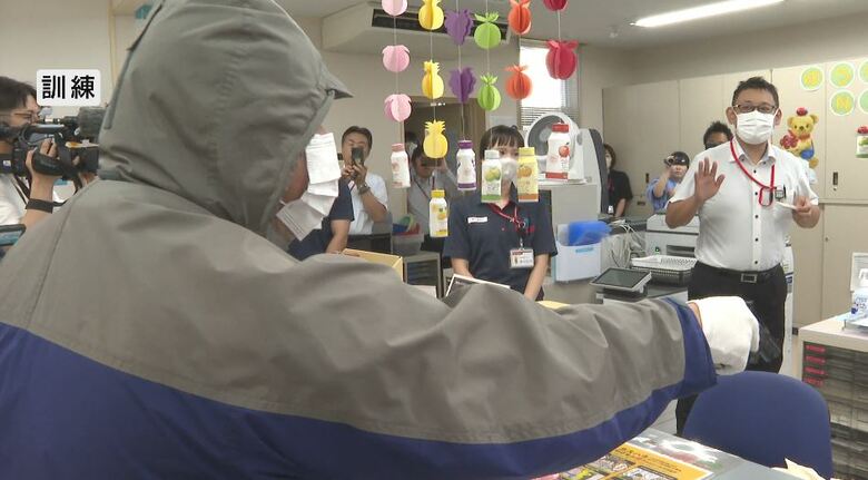 「ガソリンだぞ、金出せ」郵便局で強盗対応訓練　拳銃を持った男が現金を奪う想定　男の逃走後にすぐ110番、特徴を記録　犯人が残した証拠には触れない「身を守り落ち着いた対応を」｜FNNプライムオンライン