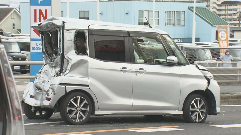 「車2台と4トントラックの事故」と通報…国道で3台が絡む事故 軽の後部座席にいた70代女性が心肺停止｜FNNプライムオンライン