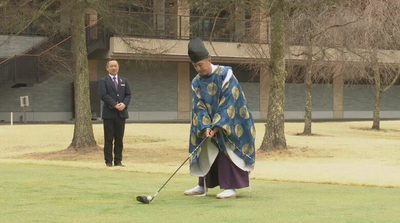 「ナイスショット」　宮司の豪快なショットで安全祈願　ゴルフシーズン到来へ　軽井沢72ゴルフ｜FNNプライムオンライン