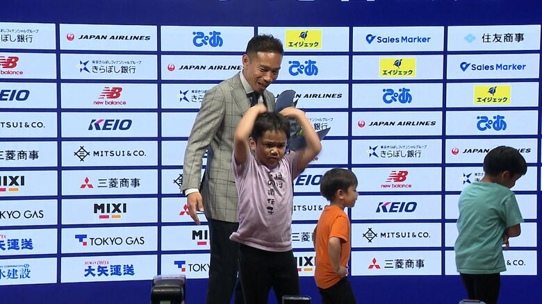 「世界を巻き込んで戦う」5度目のW杯　長友佑都選手（39）が決意　妻・平愛理さんら家族も登場　長男は“ブラボーポーズ”披露｜FNNプライムオンライン