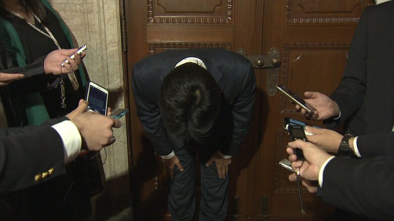 深々と頭を下げる山崎真之輔参院議員