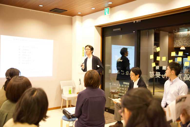 「介護カフェ」を薬局で開催した渡邊輝さん