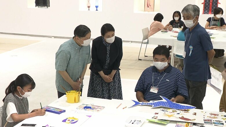 両陛下は、かりゆし姿でワークショップを視察された(23日 沖縄・豊見城市)