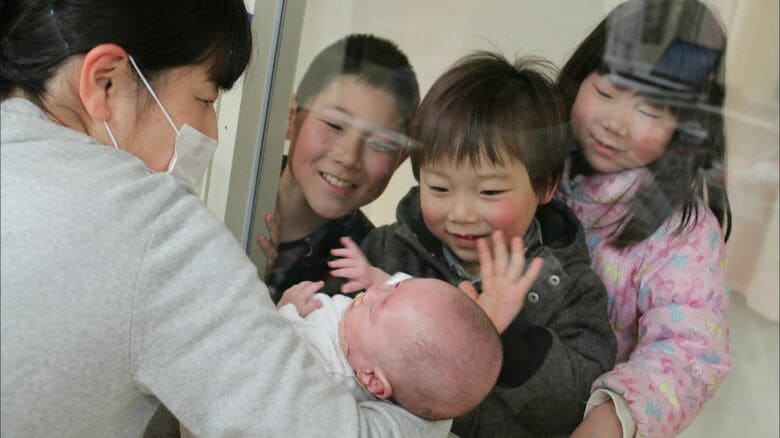 きょうだいたちに見守られる