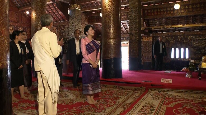 ピンクの民族衣装姿で寺院を訪問された　20日