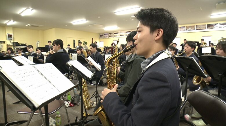 コンサートマスターを務める中嶋奏さん（3年）