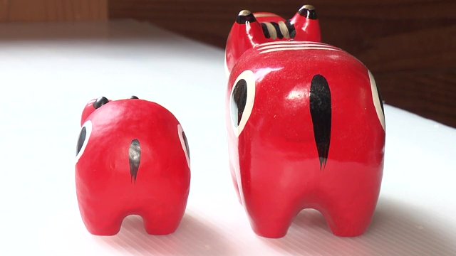 左が伊藤さんの赤べこ