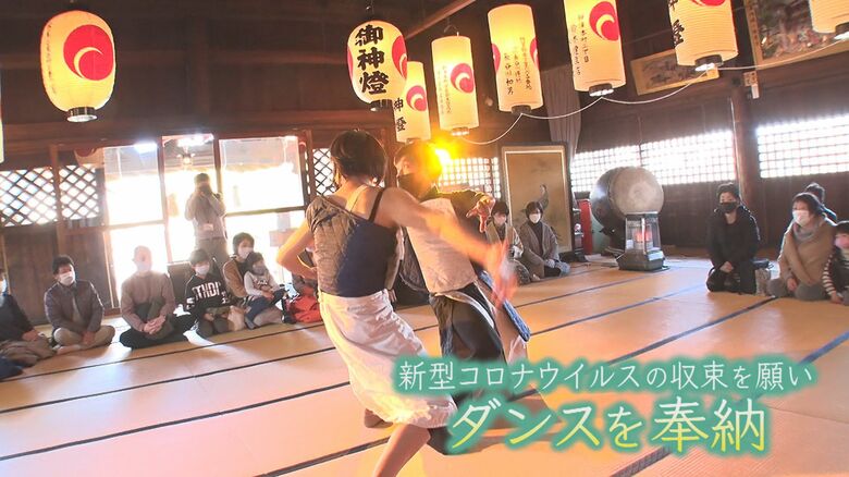 堀出神社にダンスを奉納する土田貴好さん・小倉藍歌さん（2021年）