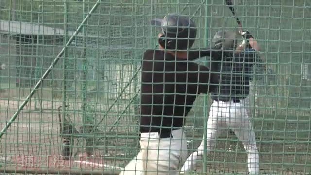 バッティング練習をする大栄選手