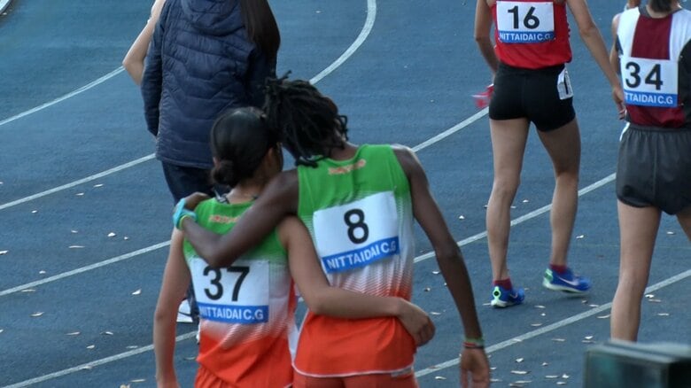 野田真理耶（左）とサラ・ワンジル（右）