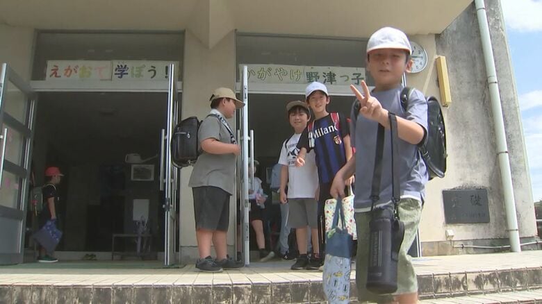 下校する児童たち