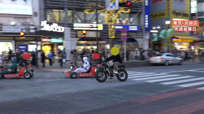 ぐねぐねと蛇行しながら並走する車両を追い越す