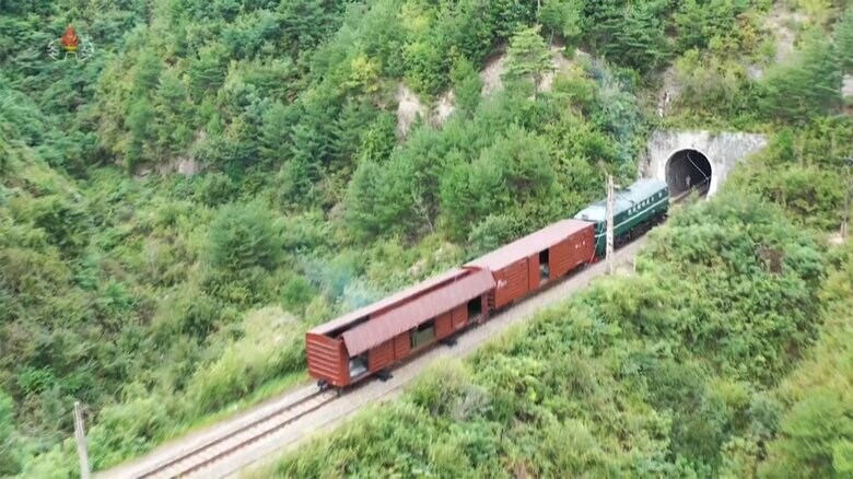 山岳地のトンネルから現れるミサイル発射用の列車(朝鮮中央テレビ･2021年9月16日)