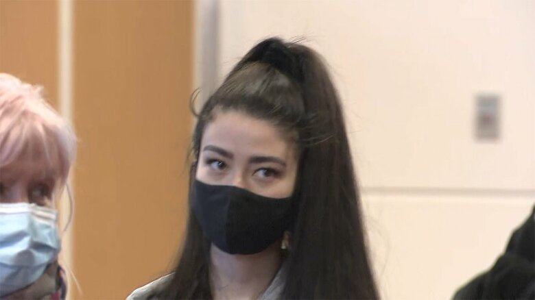 空港に到着したウクライナからの避難民