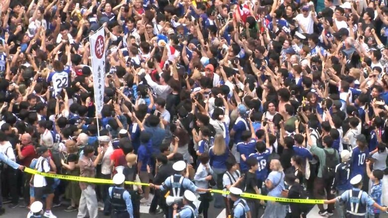 渋谷のスクランブル交差点は日本の勝利に歓喜する人たちであふれている（21日午後3時過ぎ）