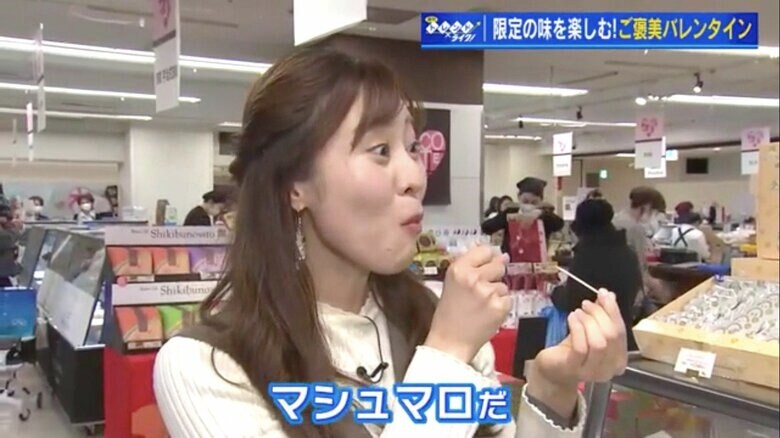 「ミニメロケーキ」を試食する中西敦子アナウンサー