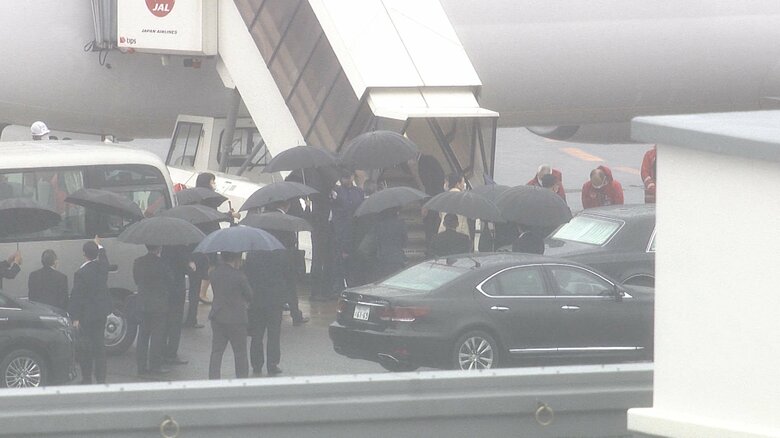 予備機に搭乗される両陛下