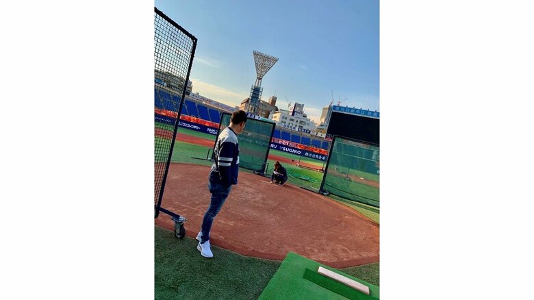 写真にはマウンドに手を添える母・ベリアさんとそれを見つめる山﨑の姿が…