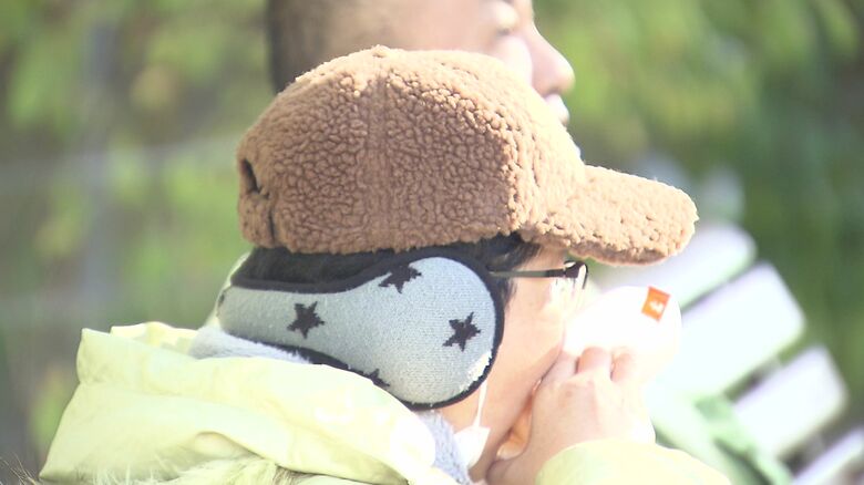 厚手の上着を身に着けている人も