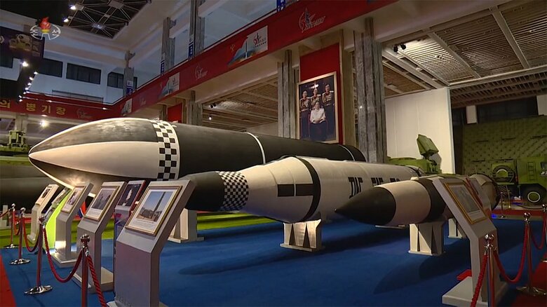 「北極星5型潜水艦発射弾道ミサイル」(左)、「北極星1型潜水艦発射弾道ミサイル」(中央)、「新型潜水艦発射弾道ミサイル」(右)(朝鮮中央テレビ･2021年10月11日)