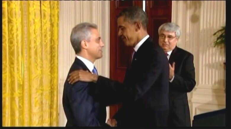 第一次オバマ政権では首席補佐官をつとめたエマニュエル氏とオバマ元大統領（2017年）