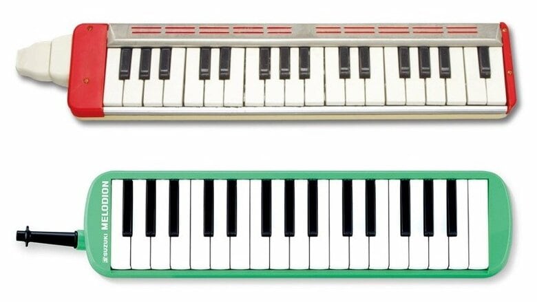 メロディオンの現行モデル(下)との比較画像 （出典：鈴木楽器製作所）