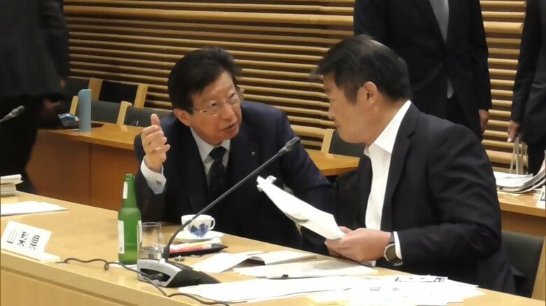 関東知事会での川勝知事（左）と長崎知事（5月24日）
